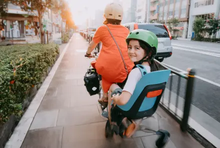 Frau fährt mit ihrem Kind auf dem Rad